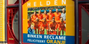 Raambelettering, statische raamfolie, raam reclame, Boskoop, Waddinxveen, Alphen aan den Rijn, Binken reclame Boskoop